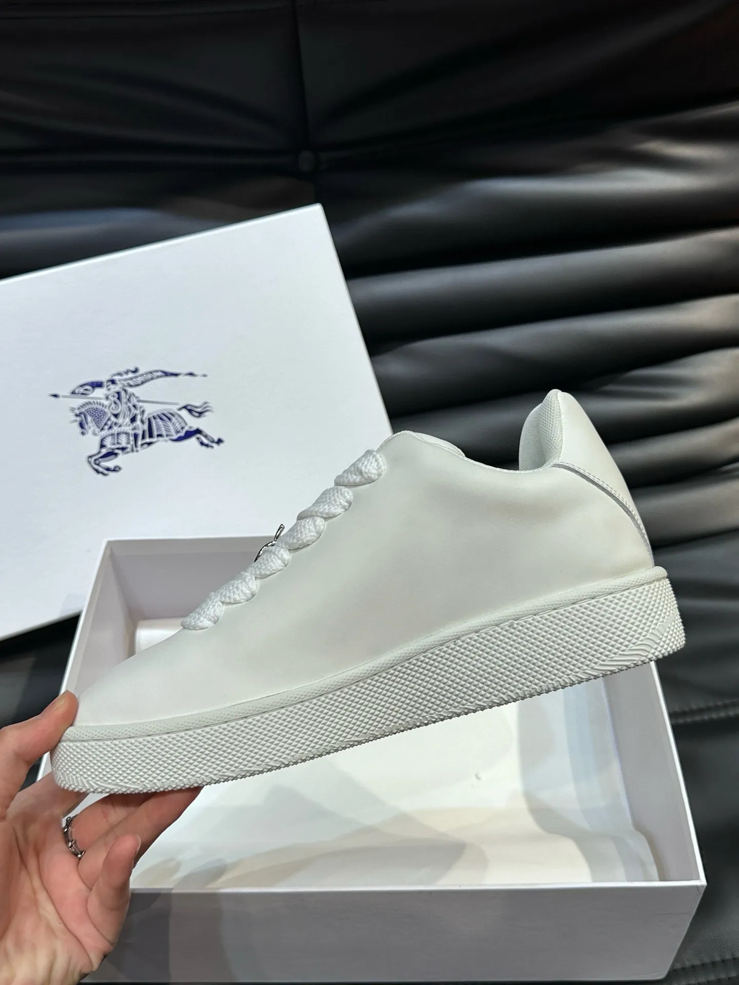 Factory price: 500💰Burberry Box series👫Thick-soled casual sports shoes for couples, cool sneakers and bread shoes, purchased and developed from the original version, the top version of the Box series sports shoes, made of original plaid/knitted fabric, embellished with embossed Equestrian Knight logo (EKD). Made of mesh lining, the laces are decorated with metal coils, the rubber sole is decorated with the Burberry letter logo, and the original molded 3.5CM two-color T men's shoe 💰U outsole! Code number: 35-45 (35-45 customized)